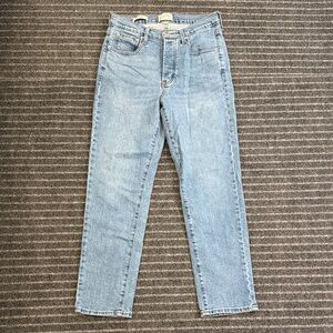 Universal Thread Women's Light Blue Straight Leg Jeans